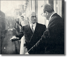 il Presidente della Repubblica, Luigi Einaudi, e il Sindaco, Domenico Moscati ad un balcone di Palazzo San Giacomo