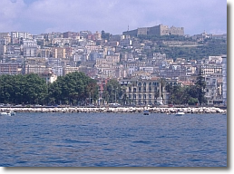 il lungomare di Napoli visto dal mare