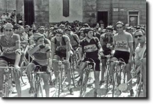 un gruppo di ciclisti di preparano alla partenza di una gara
