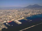 veduta aerea dell'area con le attrezzature del porto, il quartiere di San Giovanni e, sullo sfondo, il Vesuvio (126.28 KB)