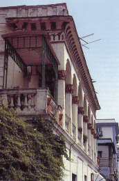 balcone palazzo storico con archi