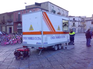 Modulo Cucina e Volontari della Base PUMA