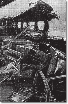 una foto in bianco e nero dei resti del treno colpito dall'esplosione