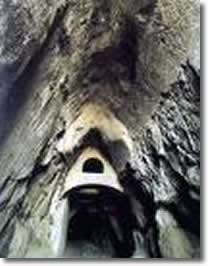 ingresso di un'ampia caverna