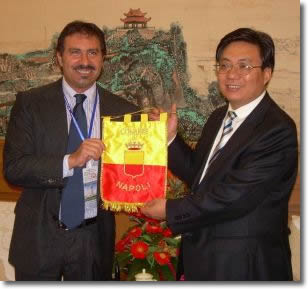 L'Assessore Oddati consegna al Vice Sindaco di Zhengzhou il gagliardetto del Comune di Napoli