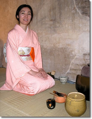 donna giapponese in abiti tradizionali