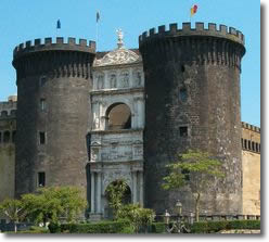 ingresso di antico castello contornato da due torri merlate