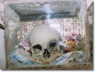 il "teschio del capitano" nel cimitero delle Fontanelle