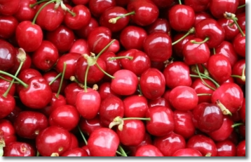 un cesto di ciliegie