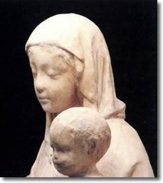 statua in marmo della madonna col bambino