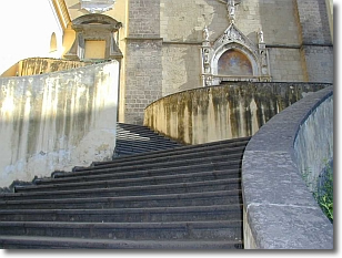 una scalinata che porta all'ingresso di una chiesa