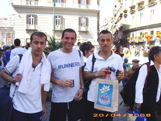 Il nostro collega Massimo (al centro) alla X Maratona di Napoli