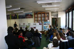 studenti in aula che presentano i loro progetti