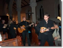 musicisti si esibiscono durante un concerto