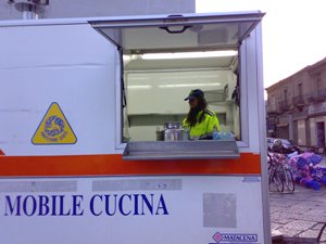 Modulo Cucina e Volontari della Base PUMA