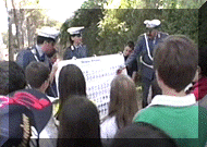 foto raffigurante alcuni agenti della polizia municipale di napoli mentre svolgono compiti di educazione stradale