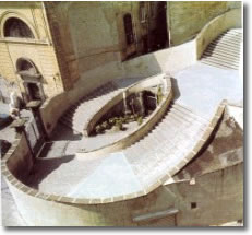 ampio scalone di chiesa