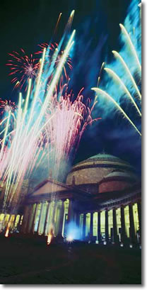 immagine notturna della cupola della chiesa di s. francesco in piazza plebiscito, con fuochi artificiali