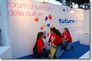 alcune ragazze durante l'accampamento della pace