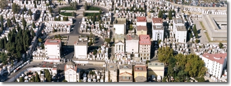 foto dall'alto di uno dei cimiteri della città di Napoli