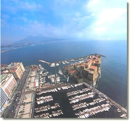 fotomontaggio di parte del lungomare di Napoli con il Vesuvio ed il golfo sullo sfondo