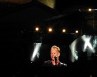 Scarica le foto - nella foto Sting mentre si esibisce (1.44 MB)