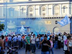 tifosi in piazza e fumogeni azzurri (4.33 MB)