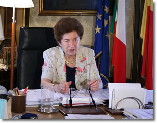 foto del Sindaco Rosa Iervolino Russo seduta alla scrivania del suo studio