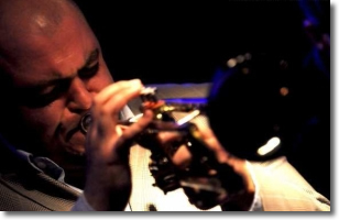 un musicista suona una tromba