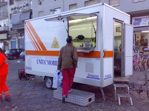 Modulo Cucina e Volontari della Base PUMA