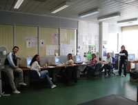 operatori del numero verde sociale nel loro ambiente di lavoro