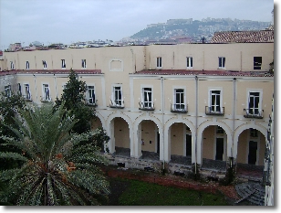Facciata dell'edificio con porticato