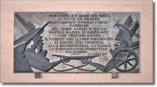 memorial plaque to the employees of the Municipality of Naples killed in the Second World War, the text says:" By land, on the seas, in the skies, in every war they march, they fought, they fell in the saint name of Italy. Naples, mother, regret them with trembling love. the Municipality that has them as employees, indicate them with pride to the gratitude of the city". The Fighter Concentration of the Municipality set it. March 25th 1956".