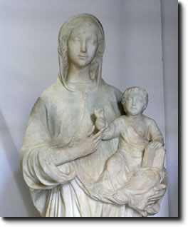 immagine di statua di madonna con bambino