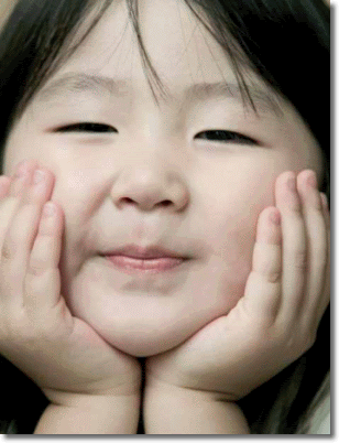 primo piano di una bambina dai tratti orientali