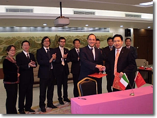 Il Presidente del Consiglio Comunale Impegno stringe la mano al Sindaco di Wenzhou dopo la firma del protocollo d'intenti per il gemellaggio con la città cinese