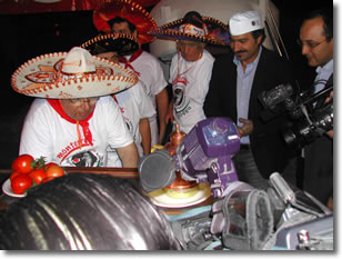 il presidente del consiglio comunale Impegno, l'assessore Oddati ed alcuni uomini con sombrero