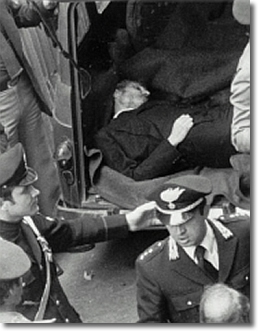 immagine del ritrovamento del corpo senza vita del Presidente Aldo Moro 
