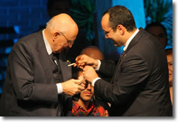 il Presidente del Consiglio comunale Impegno consegna la "mollettina" al Presidente della Repubblica Napolitano