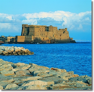 un castello circondato dalle acque del mare