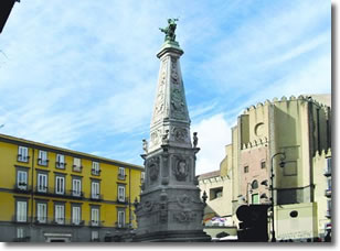 antico obelisco in piazza san domenico