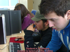 ragazzi davanti ad un computer