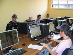 ragazzi davanti ad un computer in un'aula di informatica