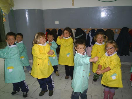 bambini con la plastilina