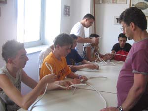 un gruppo di allievi prova a fare dei nodi con delle corde