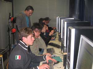 alcuni ragazzi di fronte a computer all'interno di un'aula