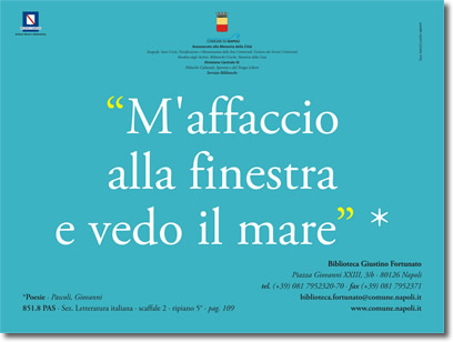 telo 4x3, testo bianco su blu, che riporta la citazione, "M'affaccio alla finestra e vedo il mare", e i riferimenti relativi alla fonte e alla biblioteca