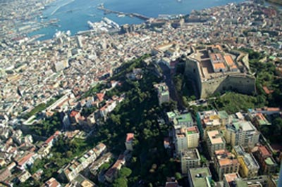 veduta dall'alto di castel sant'Elmo che domina la città di Napoli
