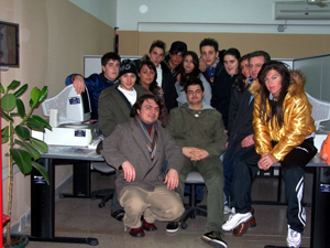 un gruppo di ragazzi con i loro professori posano per una fotografia