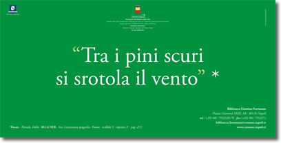 testo bianco su verde, che riporta la citazione, "Tra i pini scuri si srotola il vento", e i riferimenti relativi alla fonte e alla biblioteca